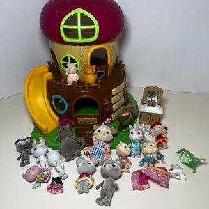 Lil Woodzeez Lot House and LOTS of Figures Some Clothes Sink Moms Dads Babies